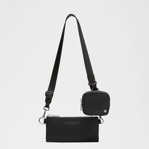 LULULEMON DUAL POUCH SLING
BLACK